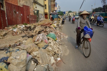 Con đường khiến người dân Hà Nội "khiếp sợ": Vừa tắc vừa ngập trong rác thải