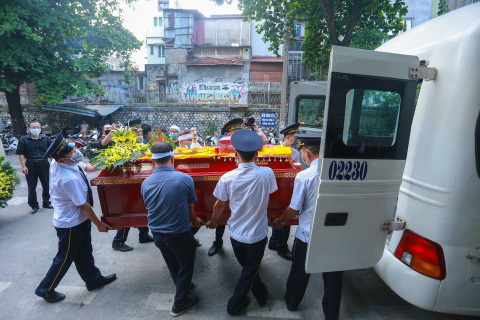 Người thân, đồng nghiệp nghẹn ngào tiễn biệt NSND Trần Phương - 20 Người thân, đồng nghiệp nghẹn ngào tiễn biệt NSND Trần Phương - 20