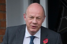 Phó Thủ tướng Anh mất chức vì ảnh khiêu dâm