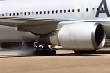 Máy bay nổ lốp khi hạ cánh, 200 hành khách suýt chết