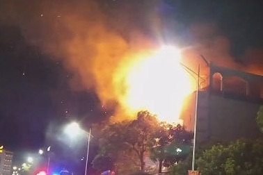 Ảnh viện áo cưới bốc cháy ngùn ngụt trong đêm