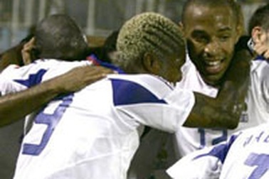 Djibril Cisse sẽ không được hôn đồng đội? 