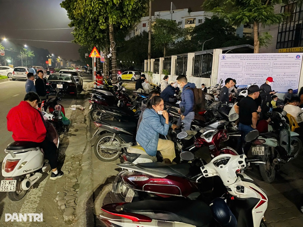 Ngủ ở bãi cỏ, vạ vật trắng đêm chờ nộp hồ sơ mua nhà ở xã hội tại Hà Nội - 2 Ngủ ở bãi cỏ, vạ vật trắng đêm chờ nộp hồ sơ mua nhà ở xã hội tại Hà Nội - 2