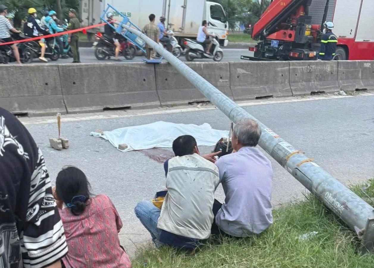 Hà Nội: Cột đèn đổ ra giữa đường khiến một người đi xe máy tử vong - 1