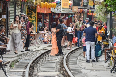 Phố cà phê đường tàu Hà Nội sáng vắng vẻ, chiều du khách ra vào nườm nượp