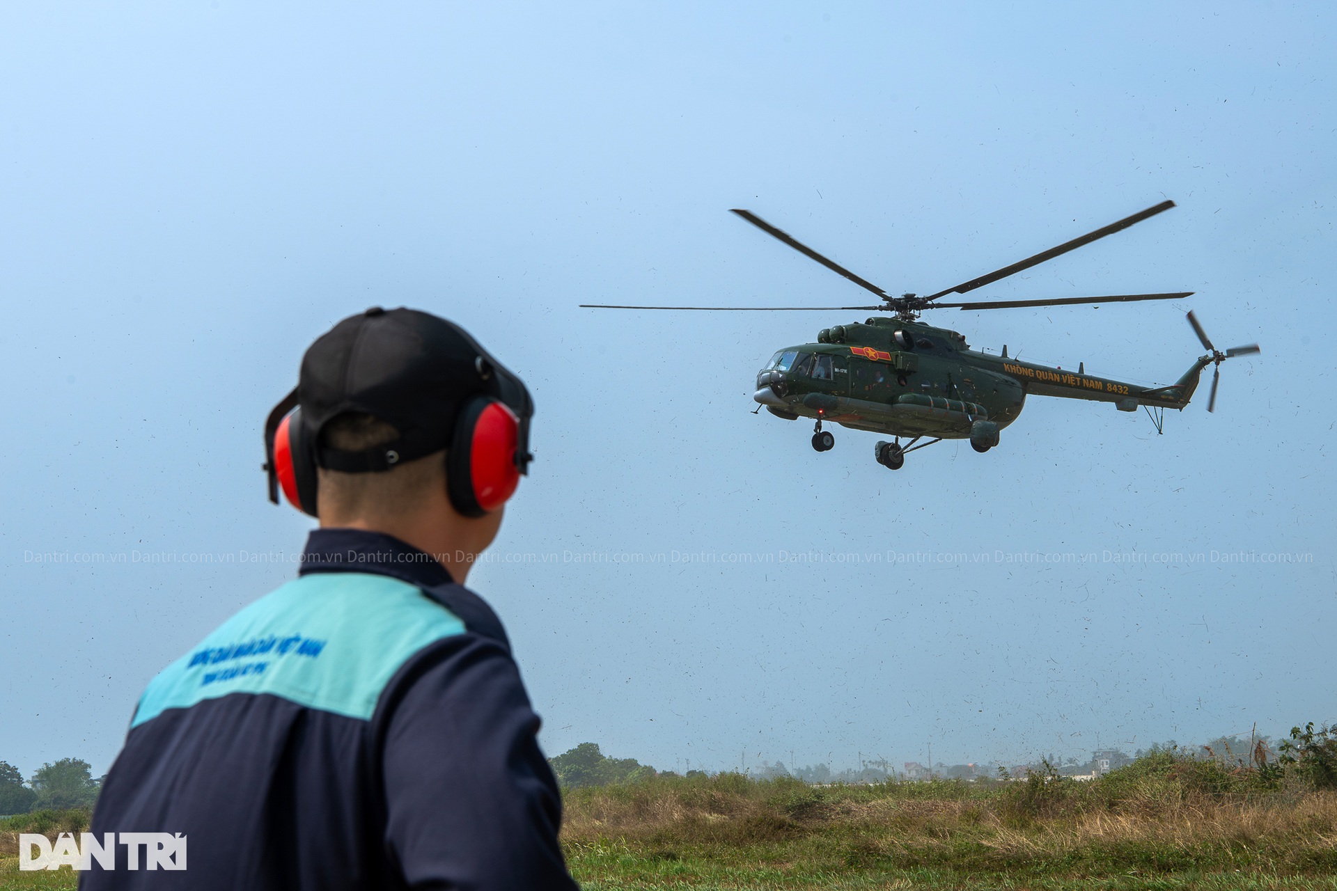 Dàn 11 trực thăng của Không quân Việt Nam hạ cánh ở sân bay Điện Biên - 6