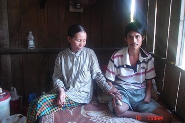 Không có tiền, đành nhìn chồng mất dần chân tay