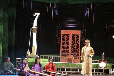 Người dân Hà Nội đội mưa đến xem vở cải lương "Thầy Ba Đợi"