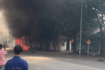 Xưởng gỗ bất ngờ bốc cháy dữ dội lúc giữa trưa ở Bình Dương