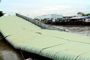 Cả cửa hàng xăng dầu lọt thỏm xuống miệng "hà bá"