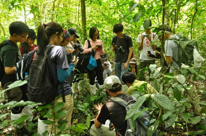 Đưa thú về rừng tại rừng Quốc gia Cúc Phương.
