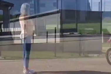 Chàng trai trình diễn mô tô mạo hiểm trên người bạn gái