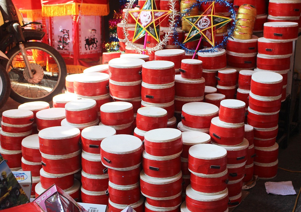 Trước thềm Tết trung thu: Phố Hàng Mã sôi động, tấp nập khách ra vào - 4 Trước thềm Tết trung thu: Phố Hàng Mã sôi động, tấp nập khách ra vào - 4