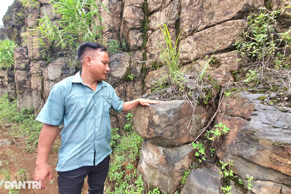 Phát lộ dãy núi đá kỳ vĩ tại Đà Nẵng giống như Ghềnh Đá Đĩa ở Đắk Lắk - 3 Phát lộ dãy núi đá kỳ vĩ tại Đà Nẵng giống như Ghềnh Đá Đĩa ở Đắk Lắk - 3