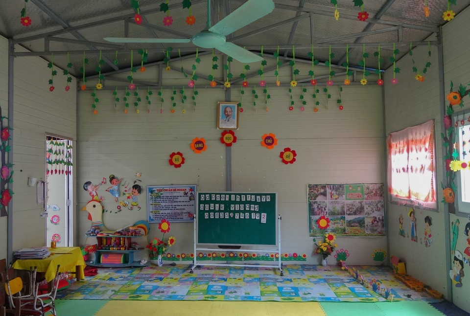 Lớp học tường đất xuống cấp đe dọa tính mạng hàng chục em nhỏ - 7 Lớp học tường đất xuống cấp đe dọa tính mạng hàng chục em nhỏ - 7