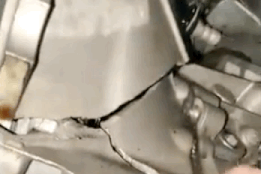 Ô tô bị vỡ hộp số, bó máy vì một sơ suất của tài xế