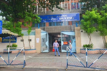 Nhà trường có được xã hội hóa để phụ huynh mua máy tính cho cô giáo?