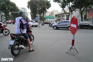 Đường 2 chiều thành một chiều: Nhiều người "ngơ ngác" chạy ngược, rẽ ngang