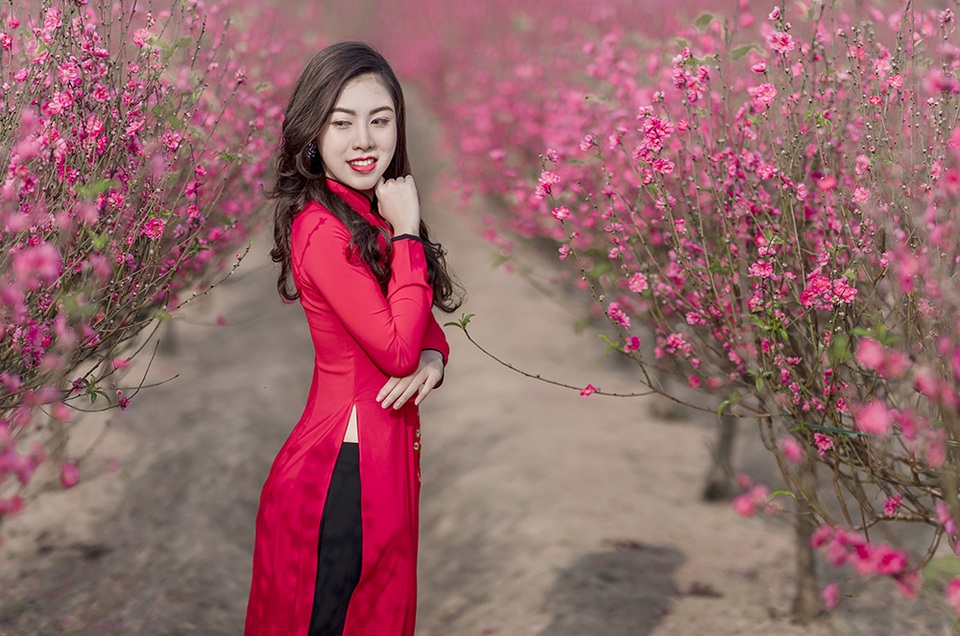 Nữ nhân viên hàng không khoe dáng nuột nà giữa vườn đào ngày Xuân - 7 Nữ nhân viên hàng không khoe dáng nuột nà giữa vườn đào ngày Xuân - 7