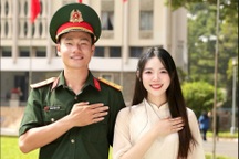 Nữ sinh bất ngờ được “chú bộ đội” cầu hôn trong lễ tốt nghiệp đại học