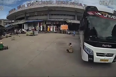 Ô tô khách cán qua người phụ nữ ngồi trong chợ gây thương tích