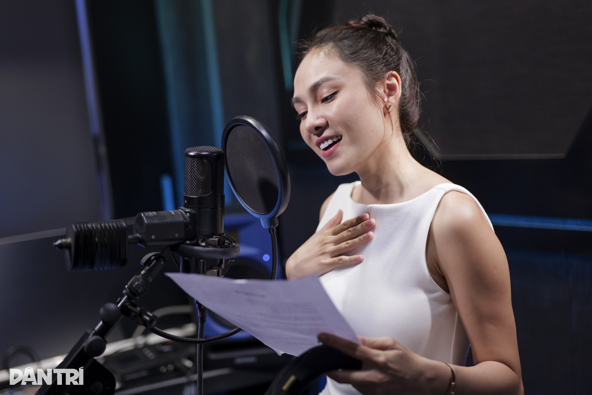 Võ Hạ Trâm, Bùi Lan Hương và dàn sao hào hứng thu âm Rực rỡ ngày mới - 11 Võ Hạ Trâm, Bùi Lan Hương và dàn sao hào hứng thu âm Rực rỡ ngày mới - 11
