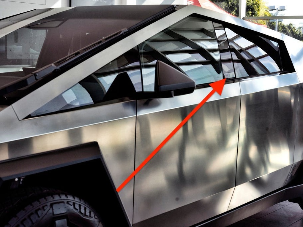 Tesla bị kiện vì tay nắm cửa khiến nạn nhân “chết oan” trong chiếc xe cháy - 3 Tesla bị kiện vì tay nắm cửa khiến nạn nhân “chết oan” trong chiếc xe cháy - 3