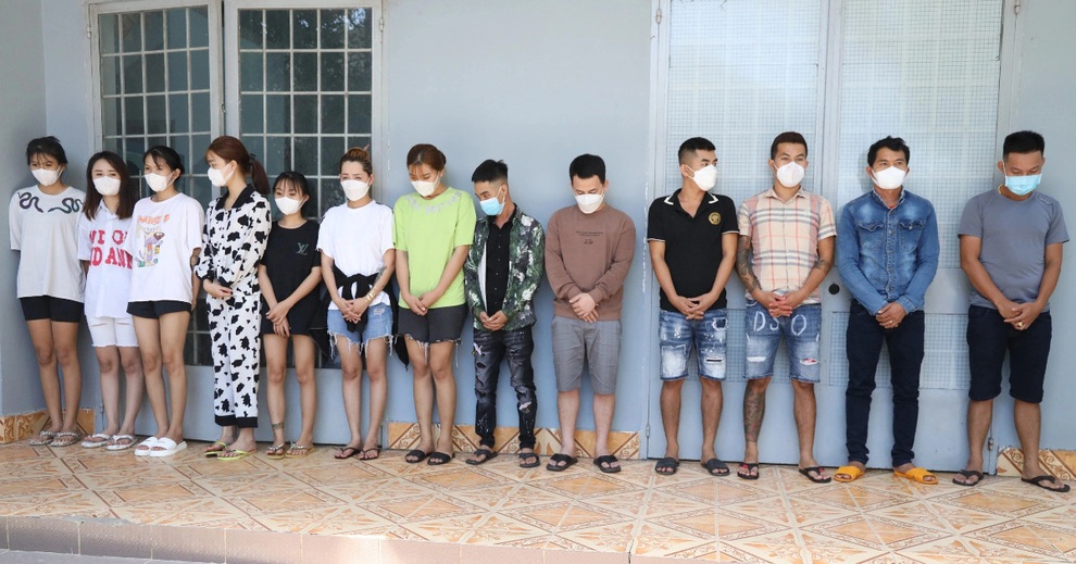 Sáu đôi nam nữ trẻ thuê một phòng trọ để chơi ma túy - 1 Sáu đôi nam nữ trẻ thuê một phòng trọ để chơi ma túy - 1