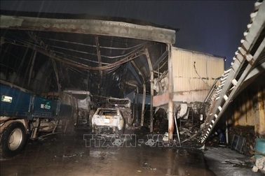 Gara ô tô ở Bắc Ninh bốc cháy trong đêm mưa