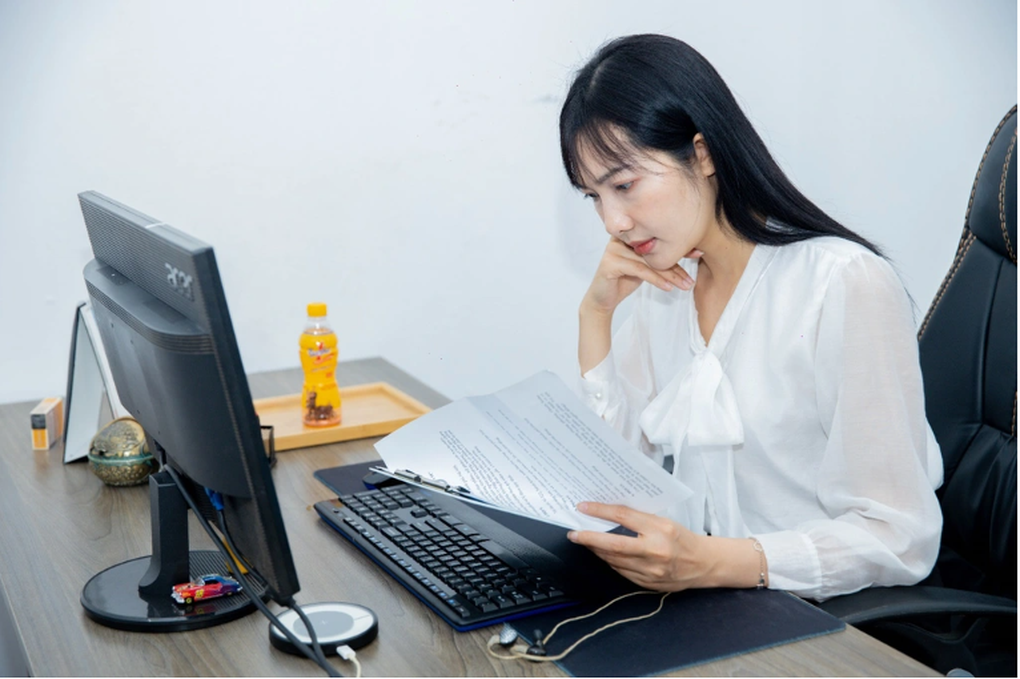 Nữ nhân viên hoảng hồn khi sếp hỏi: Sao em thơm quá - 2 Nữ nhân viên hoảng hồn khi sếp hỏi: Sao em thơm quá - 2