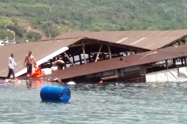 Nhà bè sập, hàng trăm người rơi xuống biển: Không đủ điều kiện làm bè nổi du lịch