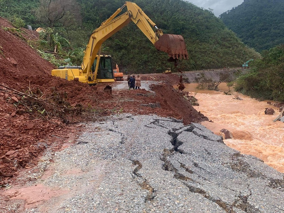 Công an, bộ đội đi xuồng đến từng nhà giải cứu dân trong lũ - 12 Công an, bộ đội đi xuồng đến từng nhà giải cứu dân trong lũ - 12