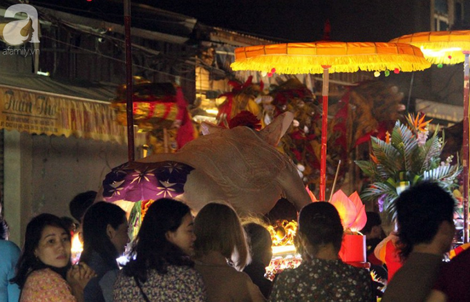 Hà Nội: Ông lợn được hàng nghìn người dân La Phù đón rước trong đêm - Ảnh 7. Hà Nội: Ông lợn được hàng nghìn người dân La Phù đón rước trong đêm - Ảnh 7.