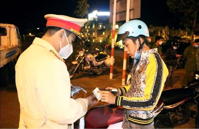 Ảnh Công an thị xã Ayun Pa kiểm tra người tham gia giao thông