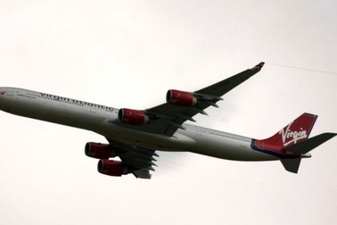 Máy bay Anh hạ cánh khẩn cấp do bị chiếu laser