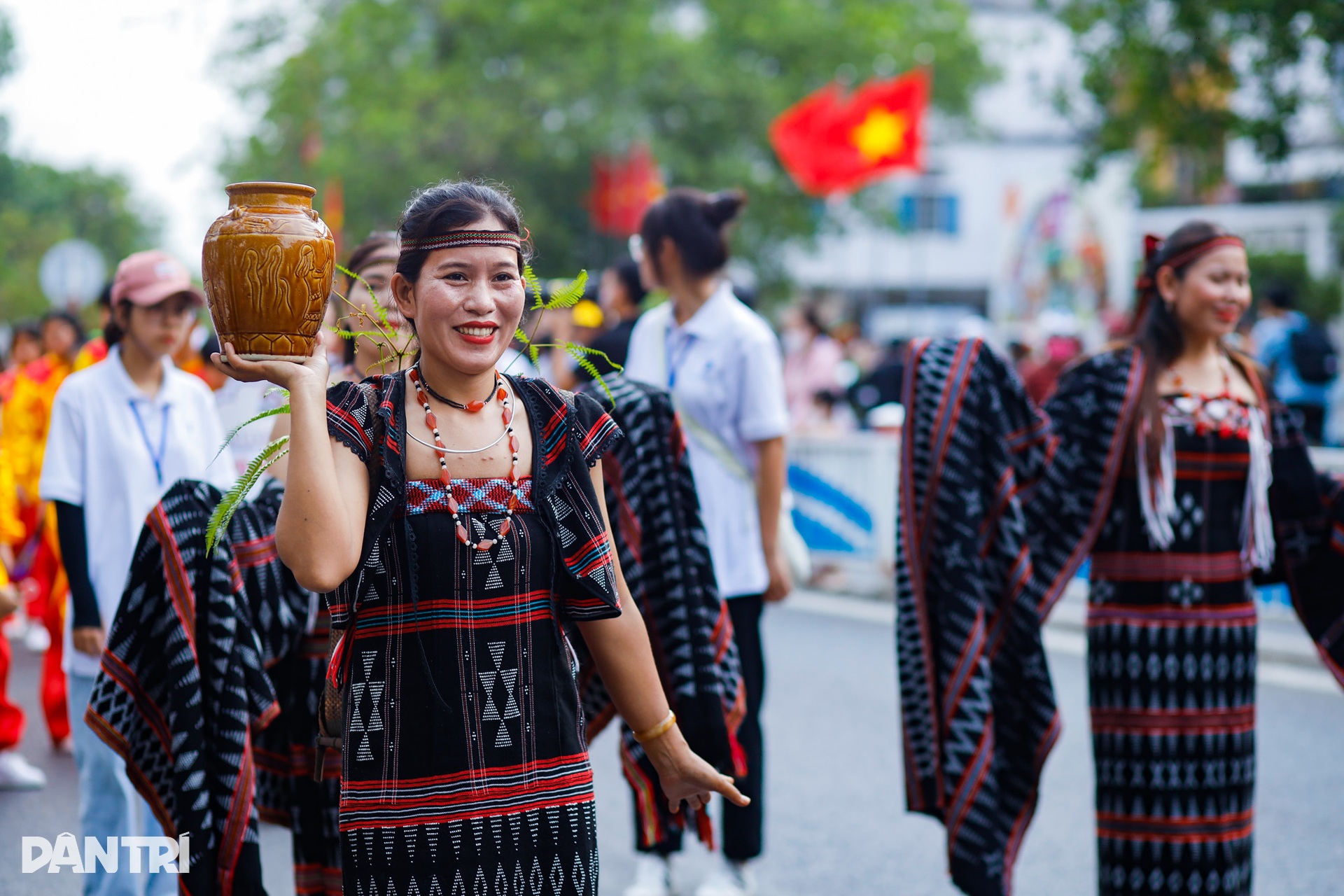 Đoàn biểu diễn cà kheo đến từ Vương quốc Bỉ khuấy động đường phố Huế - 10 Đoàn biểu diễn cà kheo đến từ Vương quốc Bỉ khuấy động đường phố Huế - 10