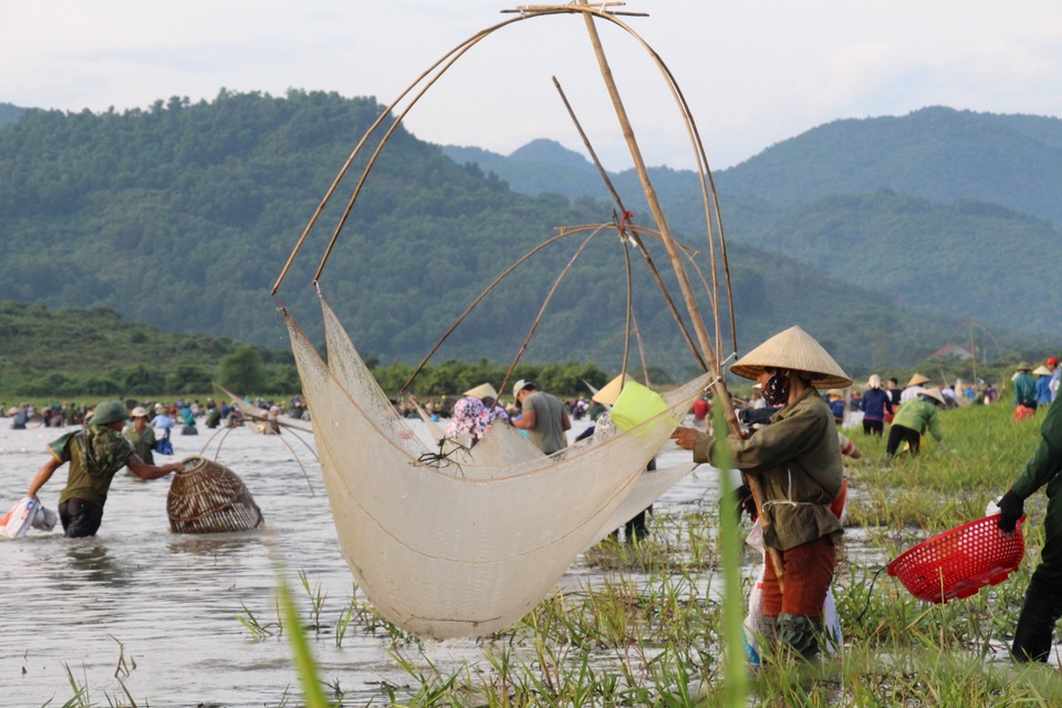 Hàng ngàn người dân đội nắng lội bùn tìm “vận may” - 11 Hàng ngàn người dân đội nắng lội bùn tìm “vận may” - 11
