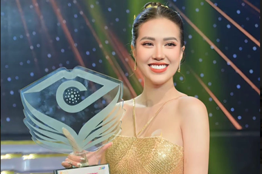 MC Thu Hà hạnh phúc khi nhận giải Én Bạc 2023