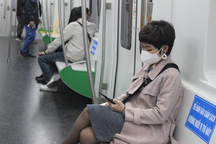 Người Hà Nội bỏ xe máy, đi làm bằng tàu điện tránh cảnh tắc đường