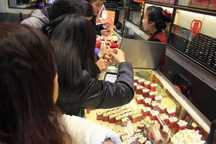 Người người “săn” vàng cầu may, giá vàng lại đi xuống