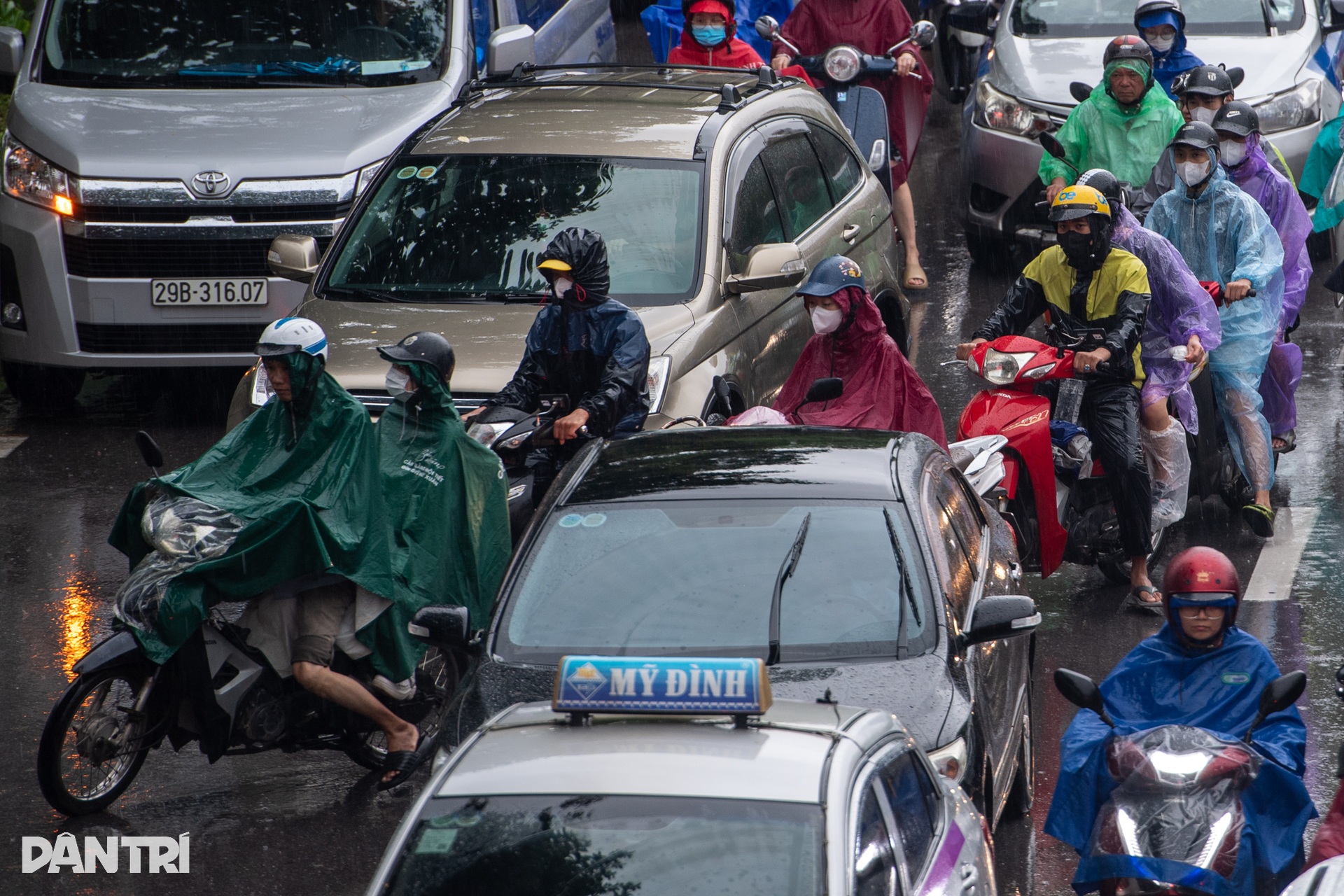 Mưa rả rích kéo dài, giao thông Hà Nội tê liệt nhiều tuyến đường - 10