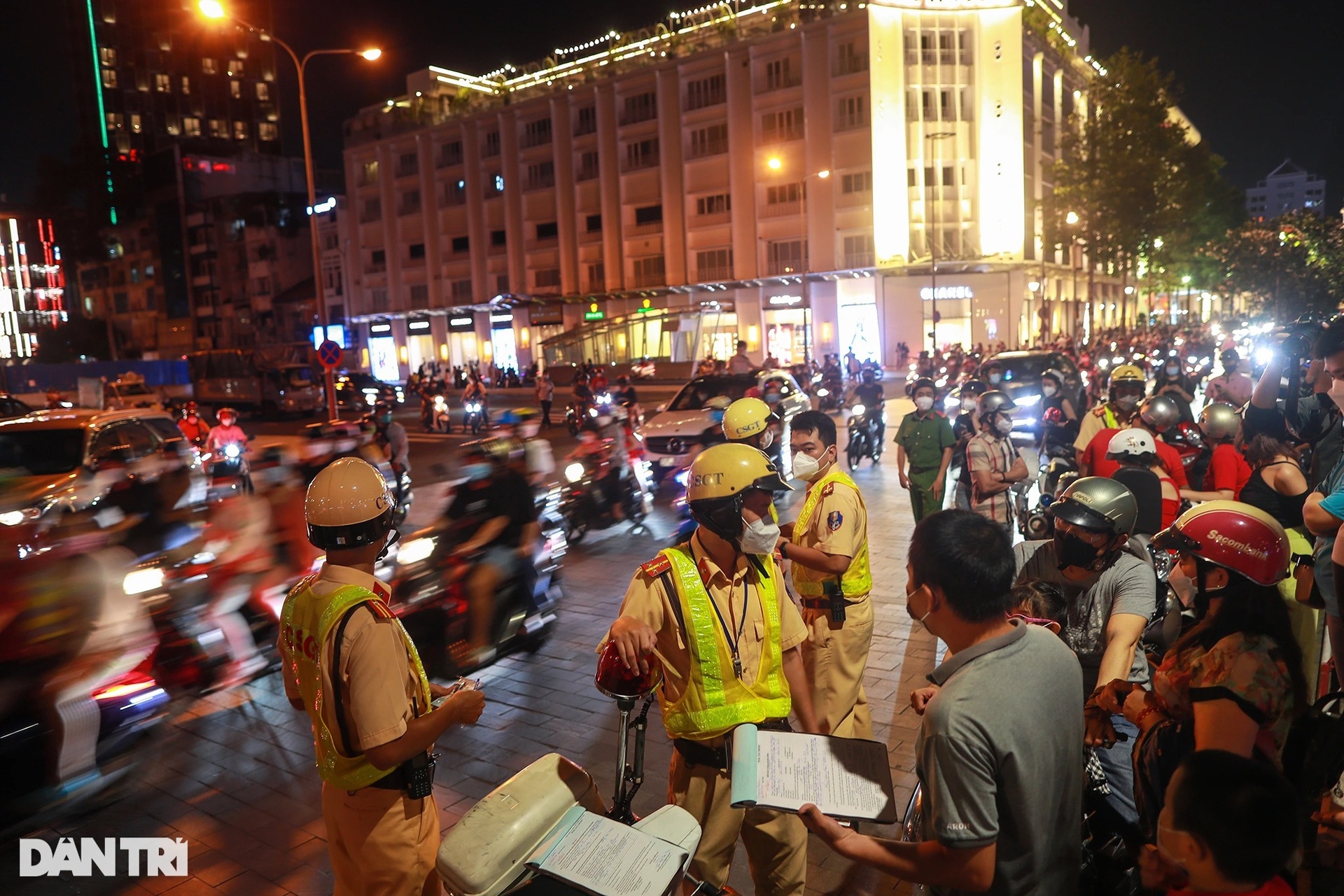 Giới trẻ diện cổ phục triều Nguyễn giữa đêm hóa trang ma quái ở TPHCM - 15 Giới trẻ diện cổ phục triều Nguyễn giữa đêm hóa trang ma quái ở TPHCM - 15