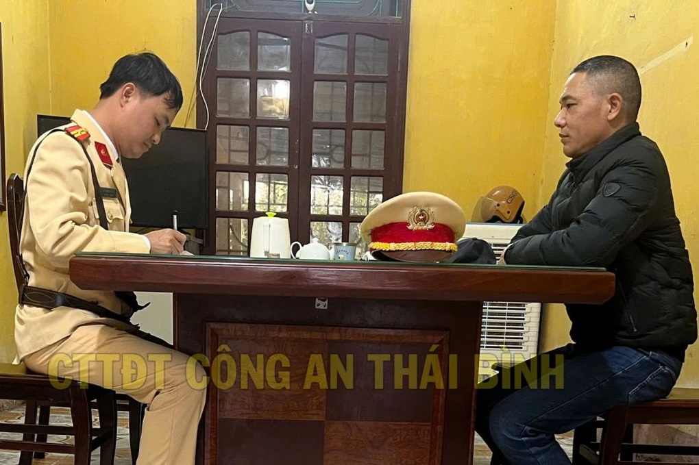 Xử phạt tài xế xe khách lấn làn, vượt ẩu, bị người dân tố cáo - 1 Xử phạt tài xế xe khách lấn làn, vượt ẩu, bị người dân tố cáo - 1