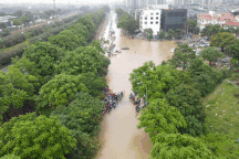 Đường gom đại lộ Thăng Long ngập như sông, đoàn xe ùn tắc cả km