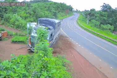 Lật xe tải chở hàng chục tấn gạo
