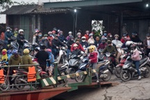 Hải Dương: "Dẹp yên" bến phà này, lại ùn ùn chen chúc tại bến khác