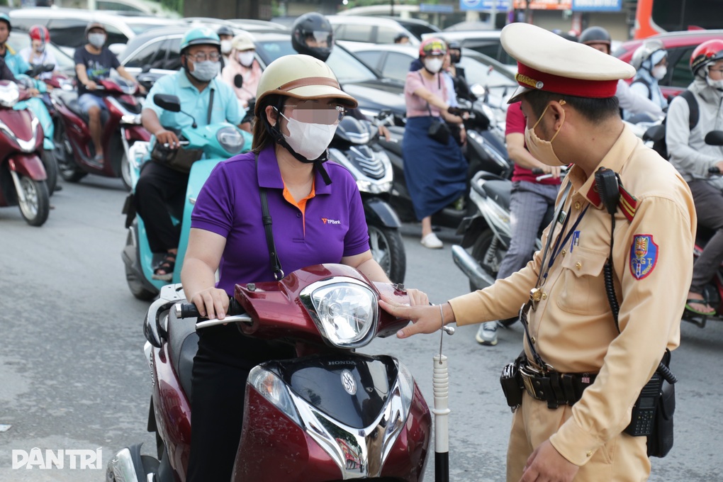 Hà Nội: Đi xe máy leo vỉa hè, nam thanh niên cãi sao anh bắt mỗi em? - 1 Hà Nội: Đi xe máy leo vỉa hè, nam thanh niên cãi sao anh bắt mỗi em? - 1