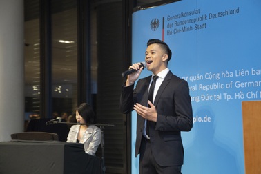 Trọng Hiếu lịch lãm khi trình diễn quốc ca Việt Nam và Đức