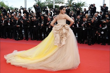 Sonam Kapoor nổi bật tại Cannes