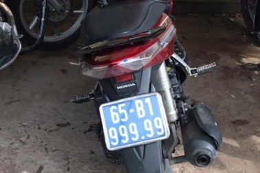 Tóm gọn người đàn ông đi xe biển xanh, mặc cảnh phục giả